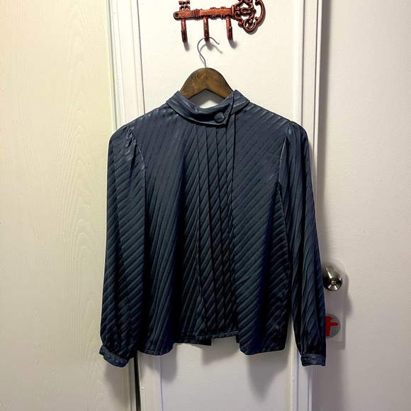 Gorgeous vintage blouse! - Picture 2 of 2